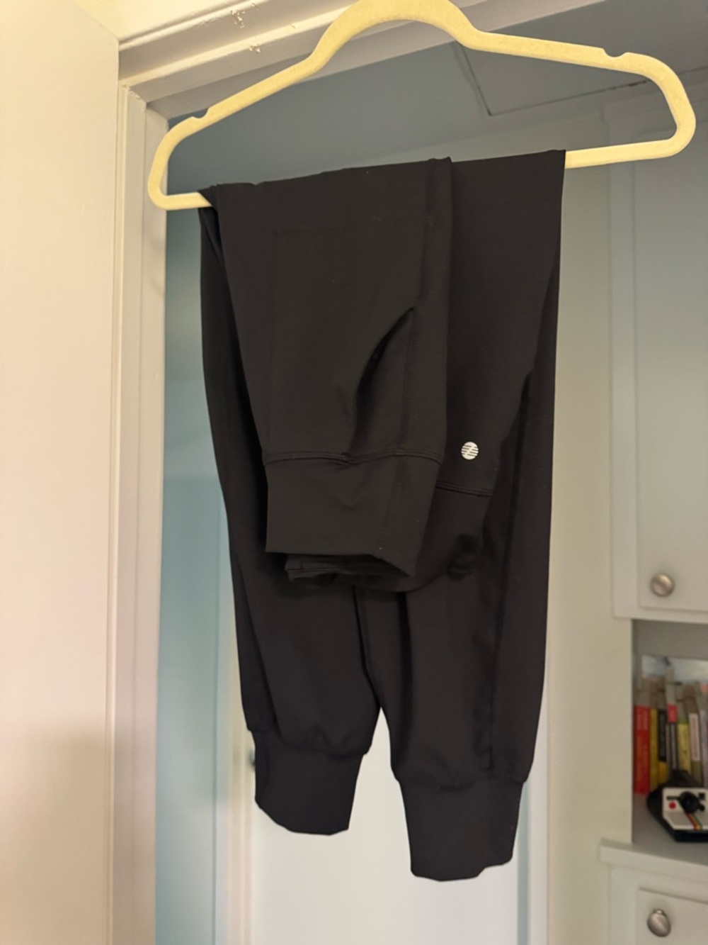 Zella Black Cropped Leggings w/ Pockets | High Rise Athletic Capri Size Medium